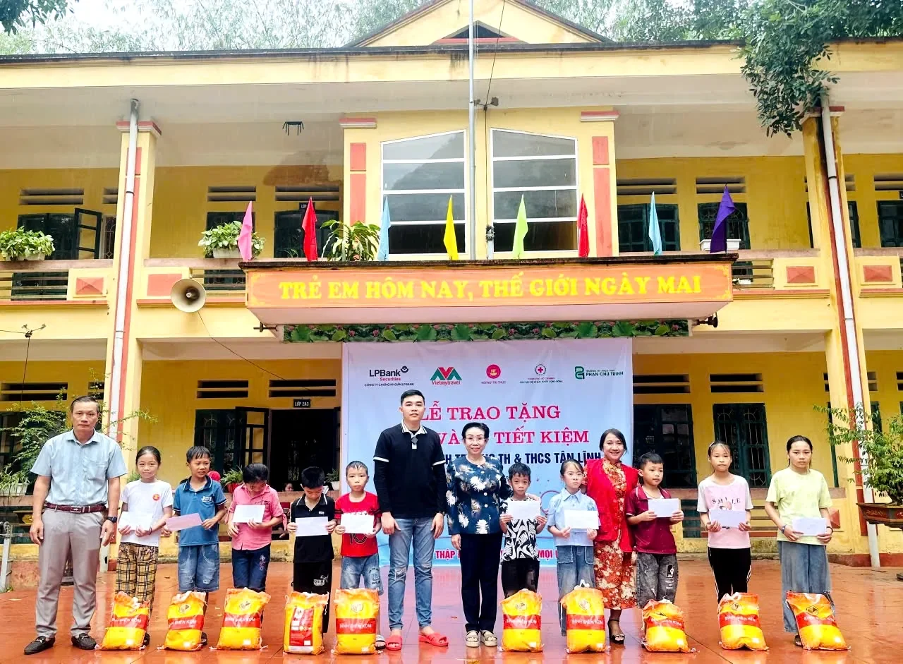 Gifts for schoolchildren in disadvantaged areas